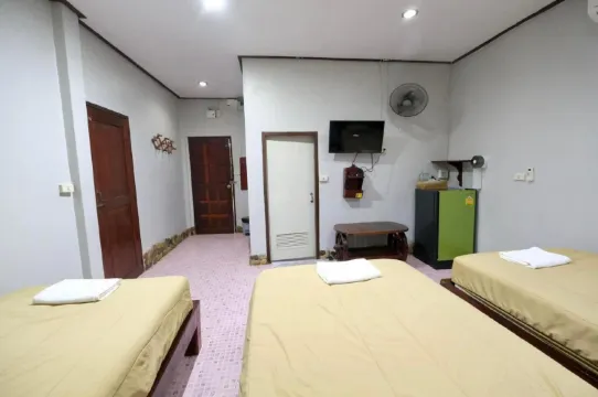 ห้องพักเพื่อแขกพร้อมเตียงเดี่ยว 3 เตียง