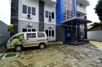 RedDoorz Plus near Museum Keraton Surakarta Hotel dekat Luwes Gading