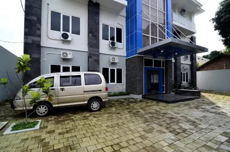 RedDoorz Near Museum Keraton Surakarta Отели в г. Pasar Kliwon