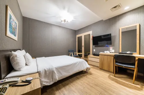 Central Tourist Hotel - parking