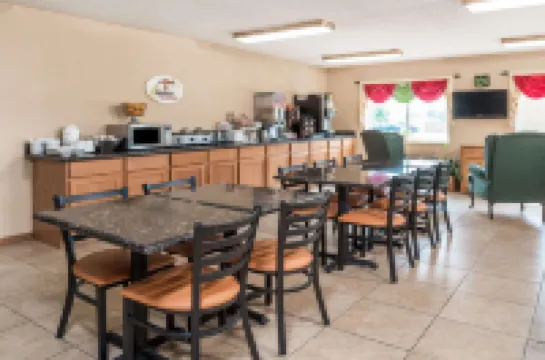 Super 8 by Wyndham Greenville