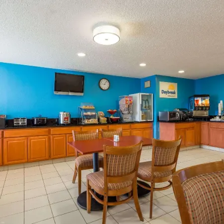 Days Inn & Suites by Wyndham Bloomington/Normal IL