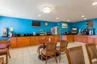 Days Inn & Suites by Wyndham Bloomington/Normal IL - breakfast