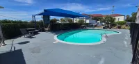 Super 8 by Wyndham Laredo - Pools
