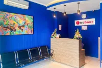 RedDoorz Near Palembang Square Mall 2 Hotels in Demang Lebar Daun