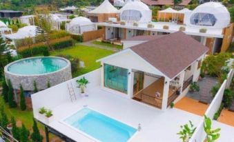 Stratus Resort