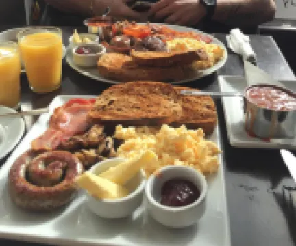 피키 블라인더 어코모데이션 & 바