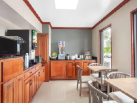 Super 8 by Wyndham Waycross GA ウェークロスのホテル