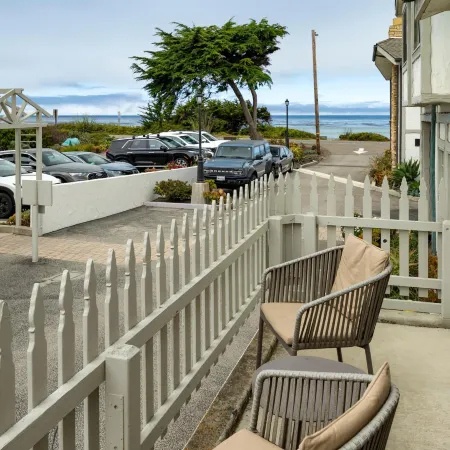 Pelican Inn & Suites