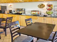 Super 8 by Wyndham Grande Prairie - พร้อมอาหารเช้า
