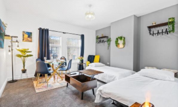 Amazing Family Apartment, Sleeps 6, Cot, Work Desk