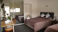 Country Motor Inn - Pools