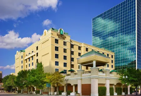 Embassy Suites by Hilton Orlando Downtown Отели рядом с достопримечательностью «Harry P Leu Gardens»