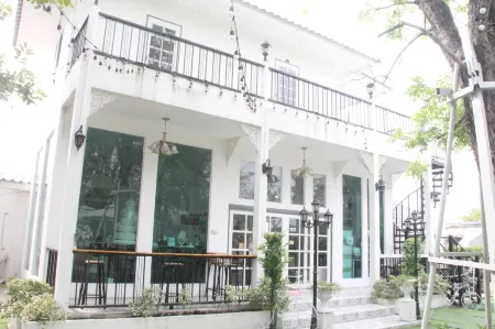 Bananaleaf Wedding Cafe & Resort Отели рядом с достопримечательностью «Wat Lan Tak Fa»