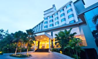 The Grand Riverside Hotel