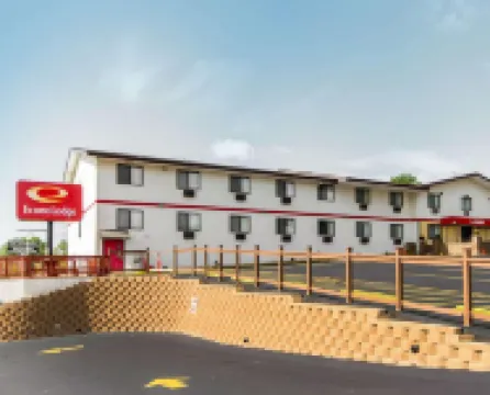 Econo Lodge Madison East โรงแรมใน