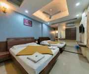 Hotel RadhaKrishna-Couple Friendly - parkir
