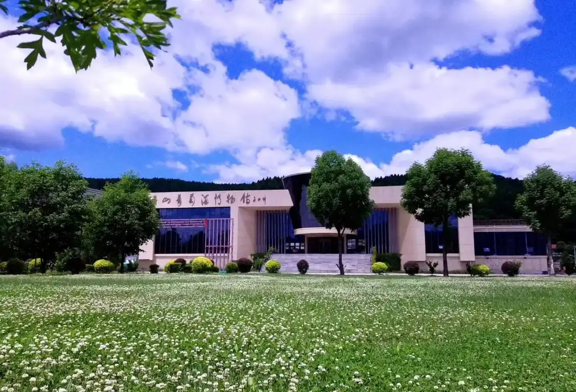Hotels near Tongtian Mountain Wine Culture Industrial Park