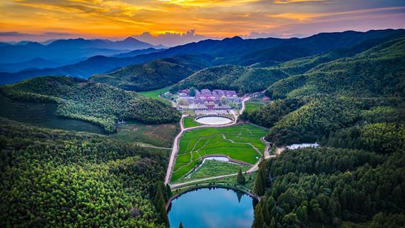 Yunju (Cloud Home) Mountain