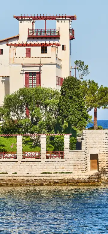 Hotels near Greek Villa Kerylos