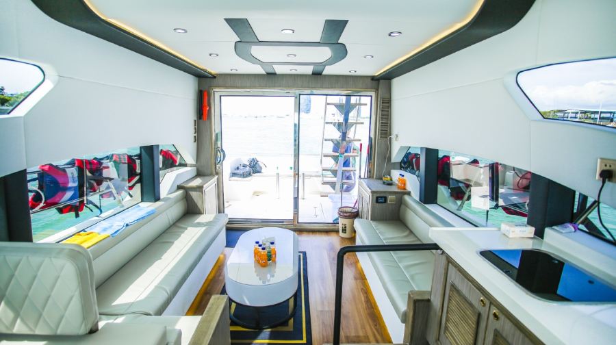 三亞遊艇出海【親子】豪華進口三層飛橋遊艇包船~駕駛體驗浮潛深潛海釣水上電單車+空拍水果飲料KTV多種活動