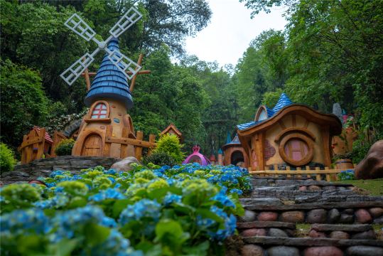 Huanglong Gorge Ecotourism Area