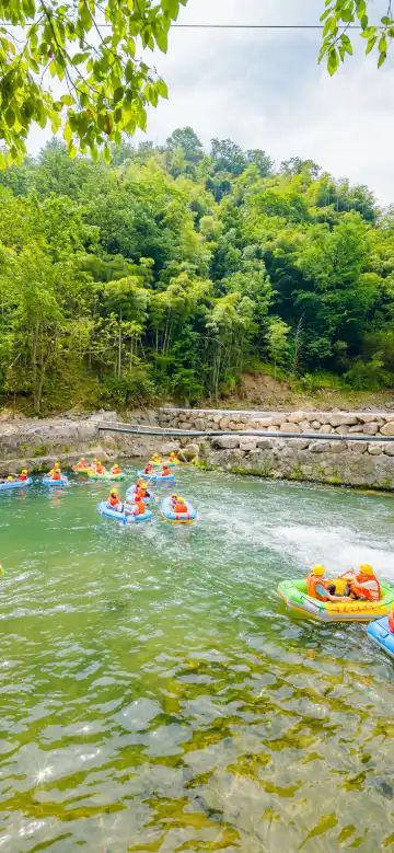 Hotels near Canglongbaipu Drifting