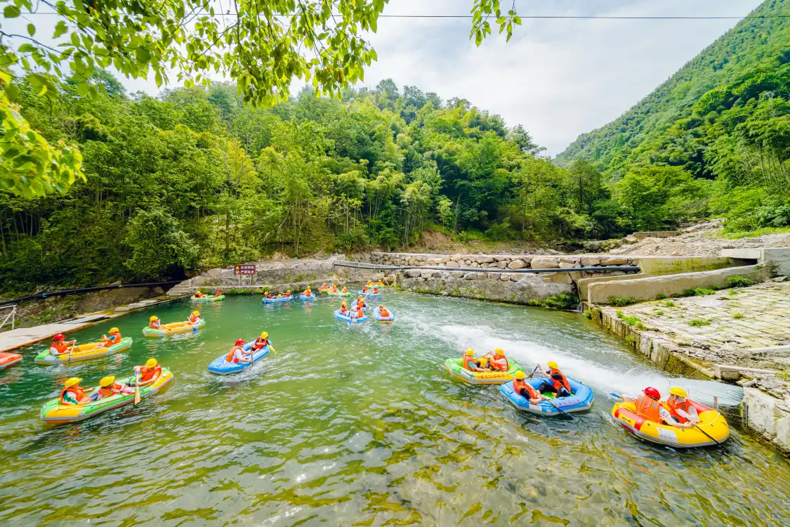 Hotels near Canglongbaipu Drifting