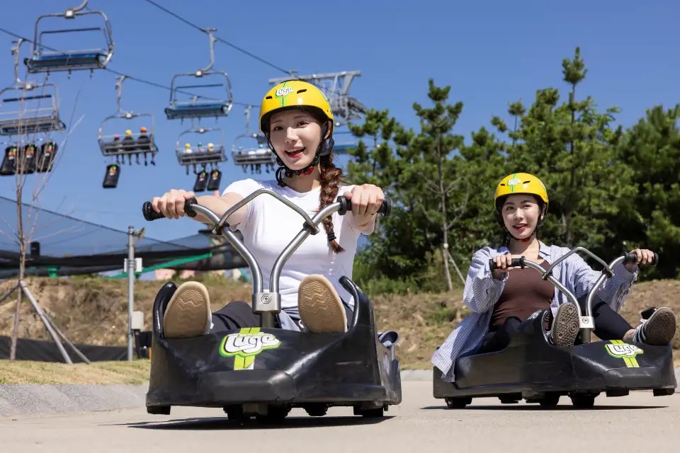 Slittino su ruote dello Skyline Luge Busan lungo il percorso