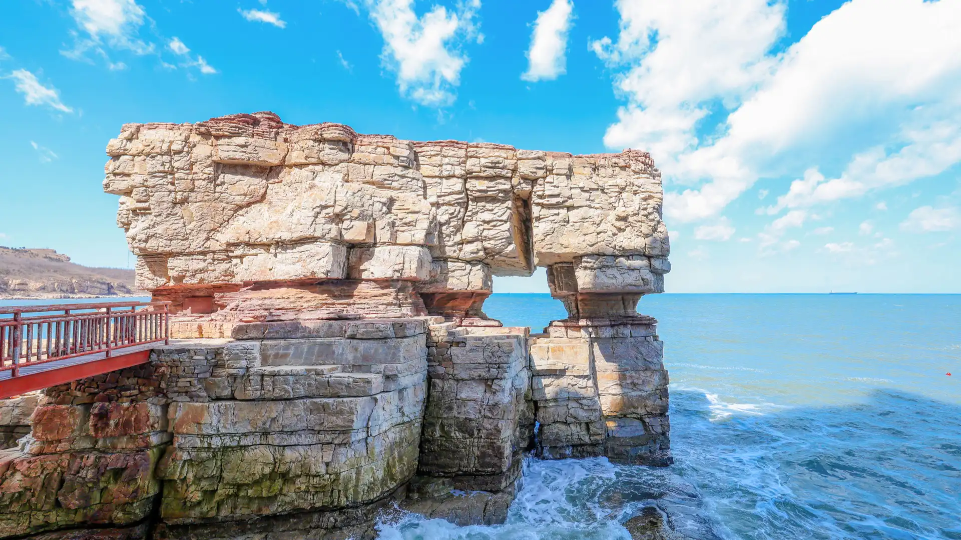 Hotels near Daheishan Island