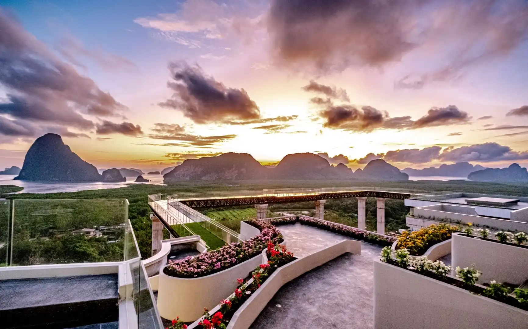 Hotels near สกายวอล์ค นางชี