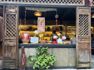 Breeze Courtyard by the Ancient Path