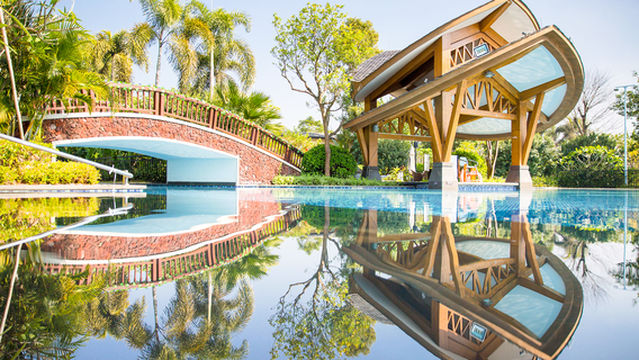 Baodun Lake Hushan Hot Spring Resort