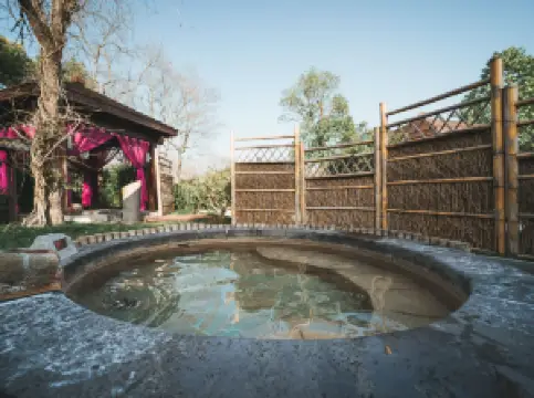 Slender West Lake Hot Spring Resort