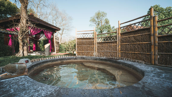 Slender West Lake Hot Spring Resort