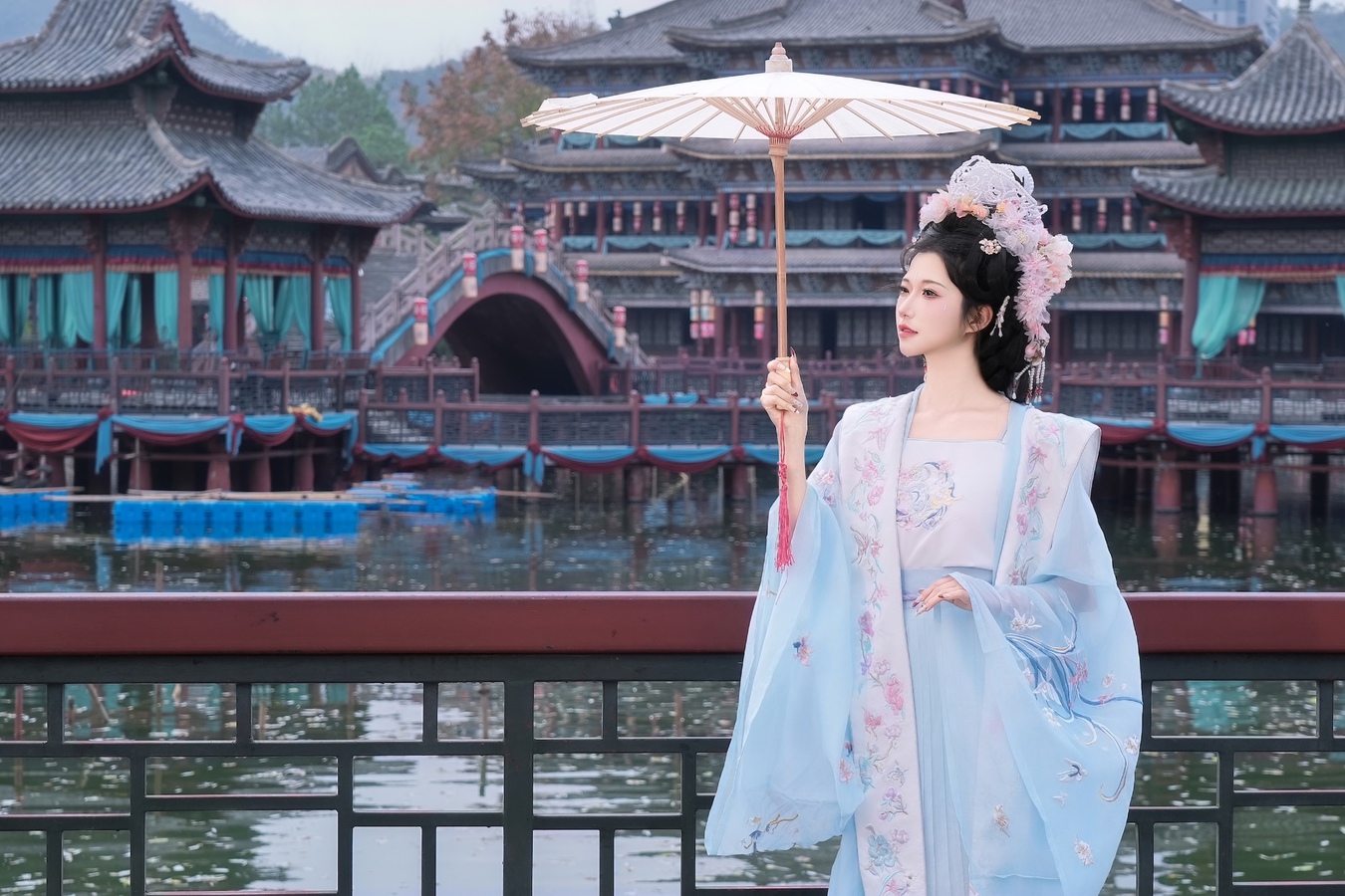 Along the River During Qingming Festival