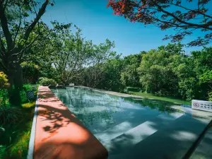 Slender West Lake Hot Spring Resort