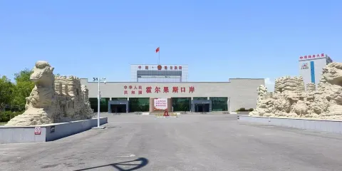 霍爾果斯國門景區