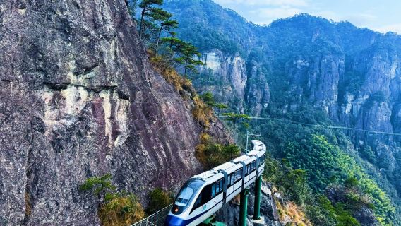 Dajueshan Cliff Train