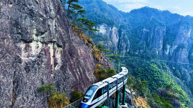 Dajueshan Cliff Train