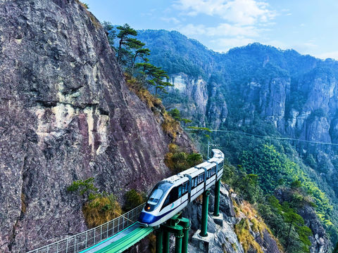 Dajueshan Cliff Train