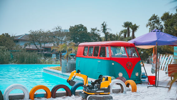 Slender West Lake Hot Spring Resort