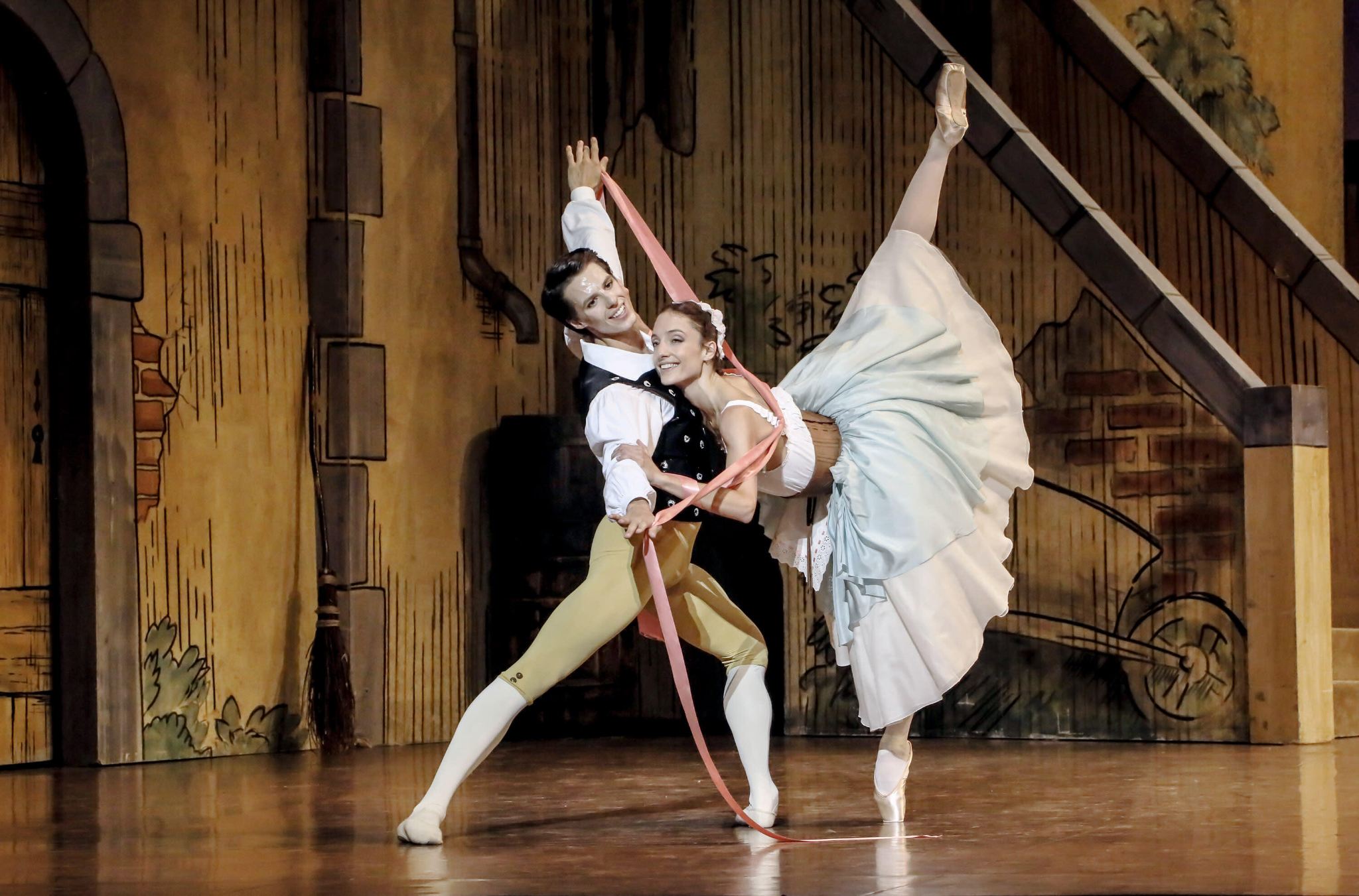 シャンゼリゼ通り+エトワール凱旋門+エッフェル塔+ルーヴル美術館+オペラ・ガルニエ【専用シャトル】