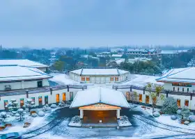 Slender West Lake Hot Spring Resort