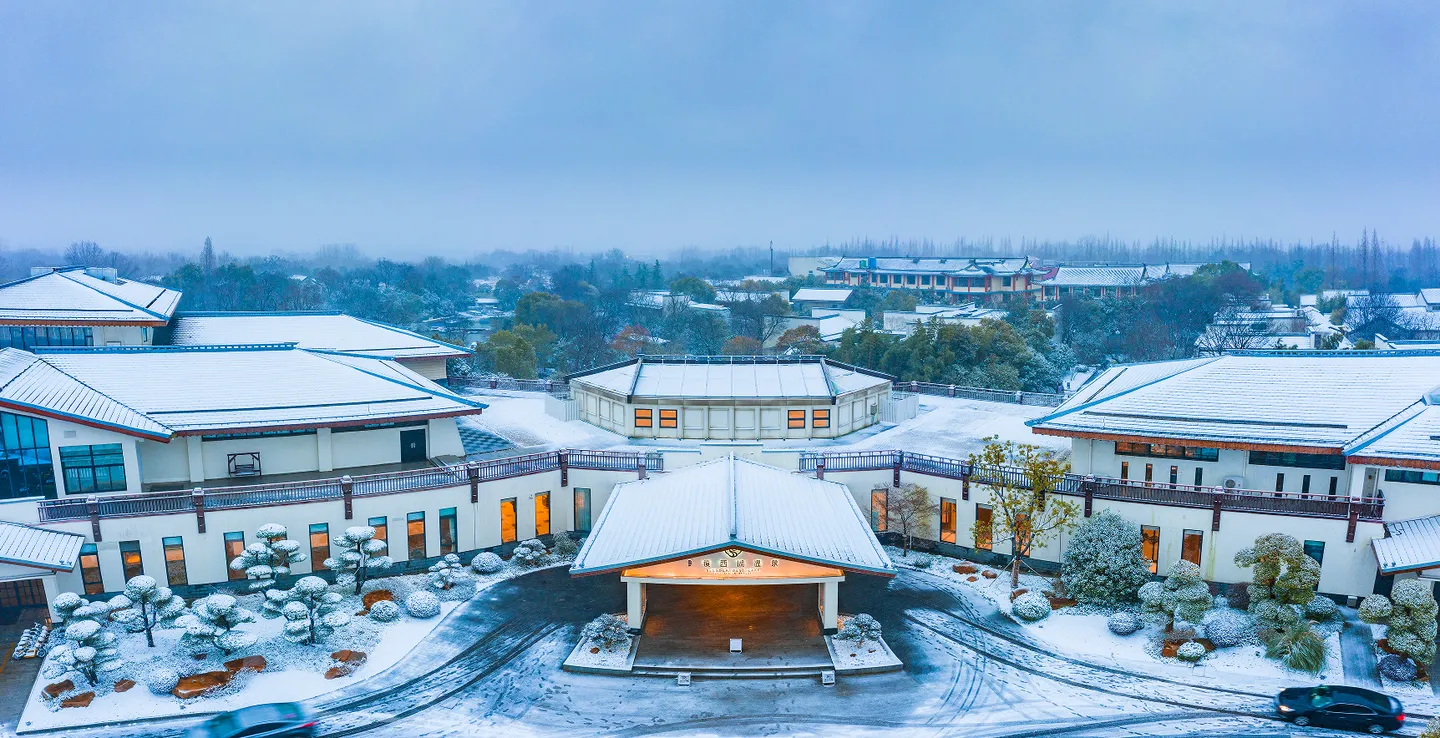 1_Slender West Lake Hot Spring Resort