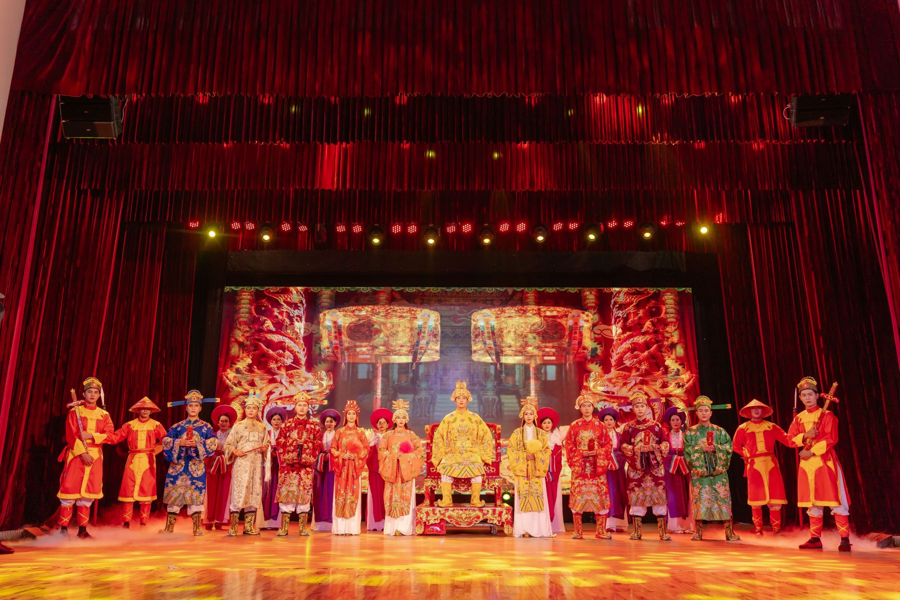 AO DAI SHOW DA NANG
