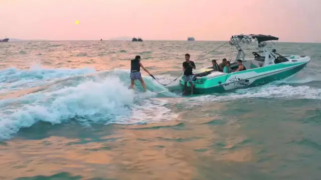千島湖尾波沖浪