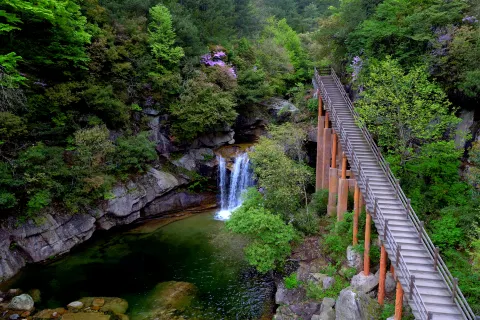 Eighteen Moon Lake Scenic Area