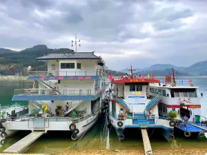 Hongchun Wharf in Wanfeng Lake