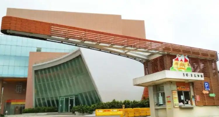 Hotels near Castella Land